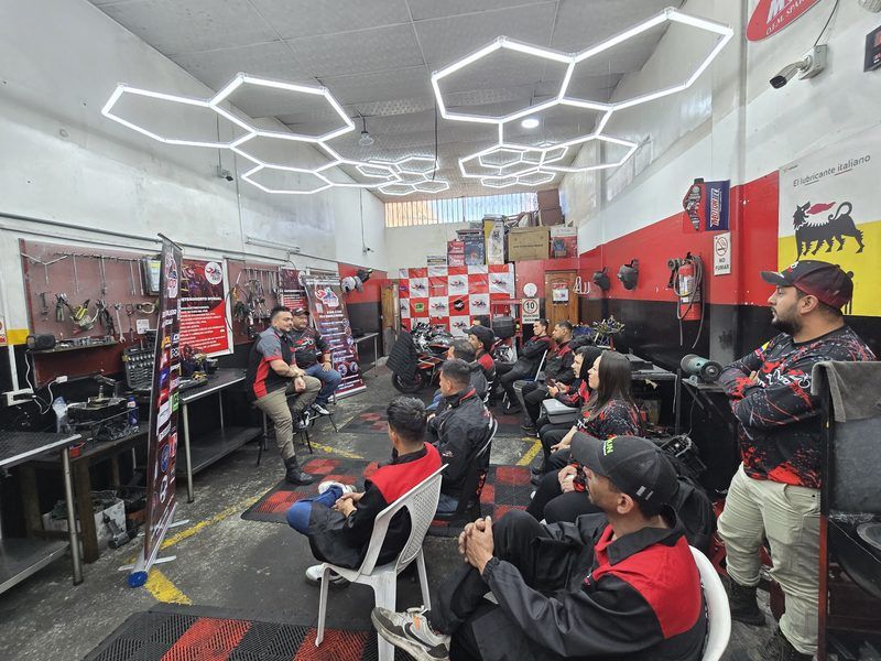Salón lleno de técnicos durante una capacitación DMT