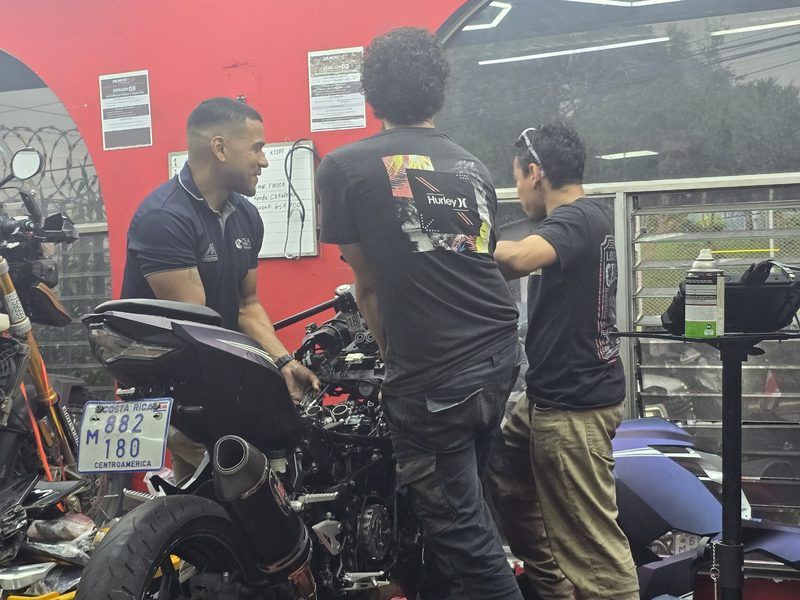 Práctica de diagnóstico sobre una moto durante el curso