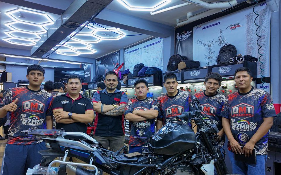 Huberth con alumnos con la camiseta DMT Academy