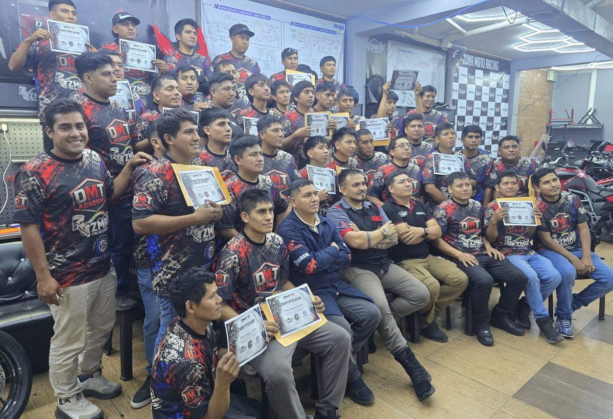 Alumnos del curso en Lima con su certificado y la camiseta DMT Academy