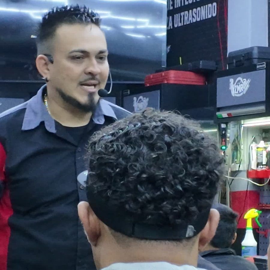 Huberth Martínez explicando a un técnico durante el curso