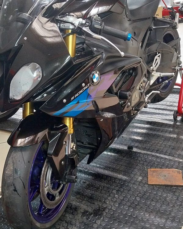 BMW S1000RR en el taller