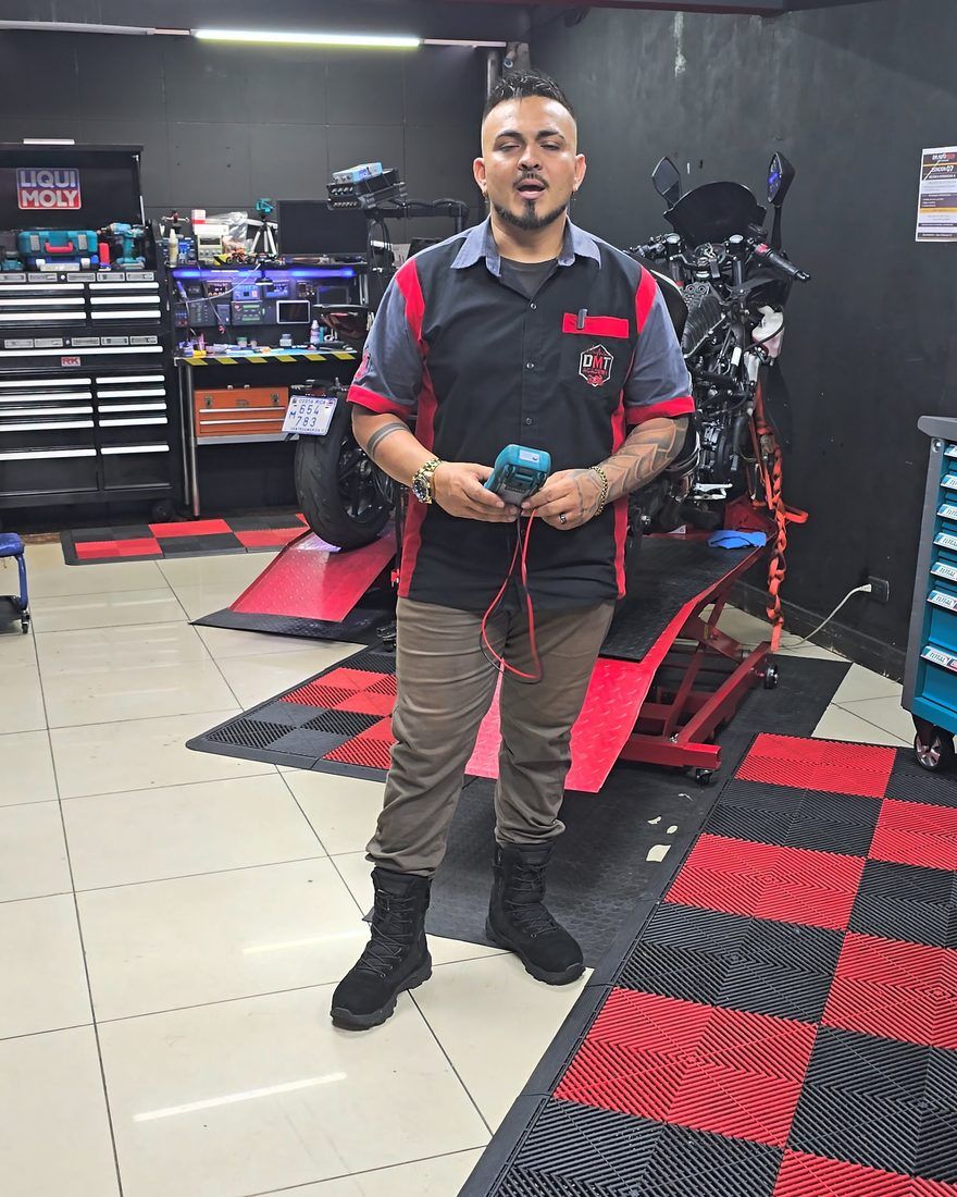 Huberth en su taller con herramienta de diagnóstico